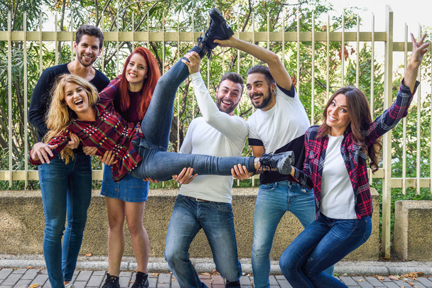 Gruppe junger Menschen zusammen im Freien im urbanen Hintergrund - Foto, Bild