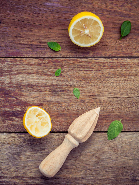 新鮮なレモンと夏ジュースとカクテルのための木製のジューサー。Fre - 写真・画像