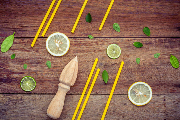 Verse citroen en houten juicer voor zomer druivensap en cocktail. FRE - Foto, afbeelding