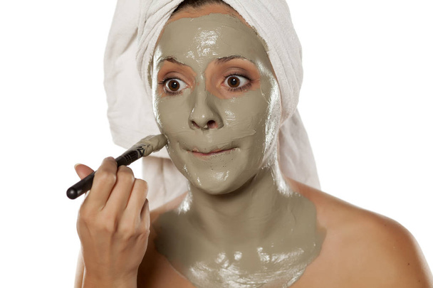 vrouw met een modder masker - Foto, afbeelding