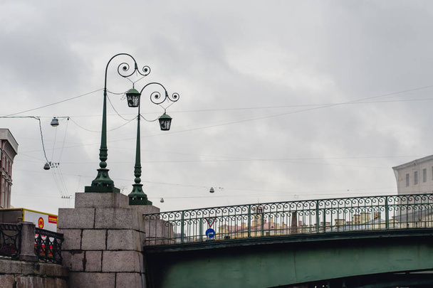 SAINT-PETERSBURG, RUSSIA - CIRCA NOVEMBER 2015: bridge in the historical center of Saint Petersburg on a rainy day in autumn 2015. - Foto, afbeelding