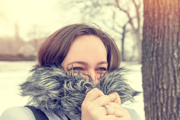 junge Frau im Winterpark - Foto, Bild