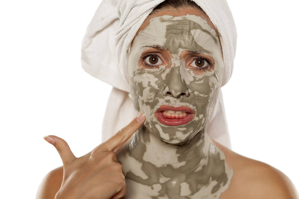 mulher com uma máscara de lama
 - Foto, Imagem