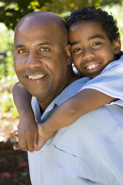 Afrikanisch-amerikanischer Vater und Sohn verbringen Zeit miteinander. - Foto, Bild