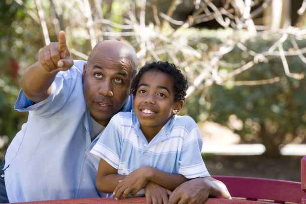 Afrikkalainen amerikkalainen isä ja poika viettää aikaa yhdessä
. - Valokuva, kuva
