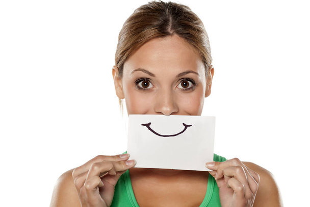 mujer con emociones dibujadas en un pedazo de papel
 - Foto, imagen