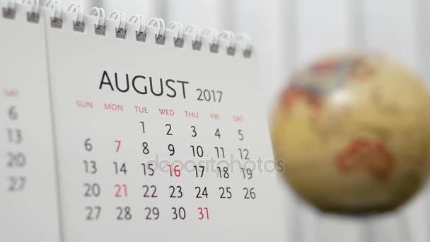 Bewegung des Augusts 2017 Kalender mit verschwommenem Erdglobus - Filmmaterial, Video