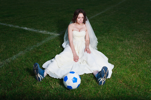 Sposa in abito bianco su un campo di calcio
. - Foto, immagini