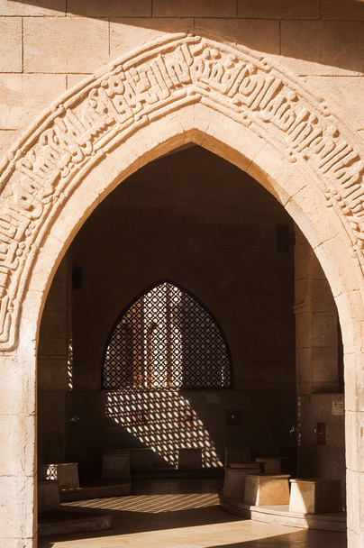 古代のモスクの塔の眺め。モスクの入り口の飾り。イスラムの装飾壁。アラブのシンボル。アル ・ ムスタファ ・ モスク シャルム ・ エル ・ シェイク。古代の壁 - 写真・画像