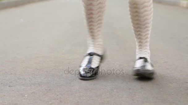 Ноги танцоров петля крупного плана. Девушка танцует сольный джазовый свинг на тротуаре. Смешной танец
. - Кадры, видео