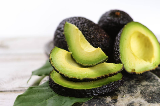grüne reife Avocado aus Bio-Avocado-Plantage - gesunde Ernährung - Foto, Bild