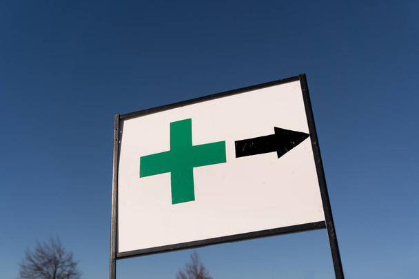 Знак з Зелений хрест - Фото, зображення
