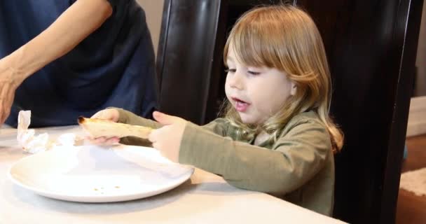enfant mange de la pizza de côté
 - Séquence, vidéo