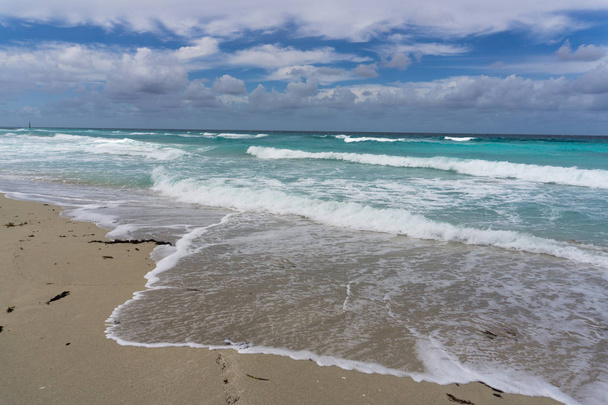 beautiful scene from the coast of Cuba, Varadero - dark-blue horizon  the azure waters  the Atlantic ocean, - Фото, зображення