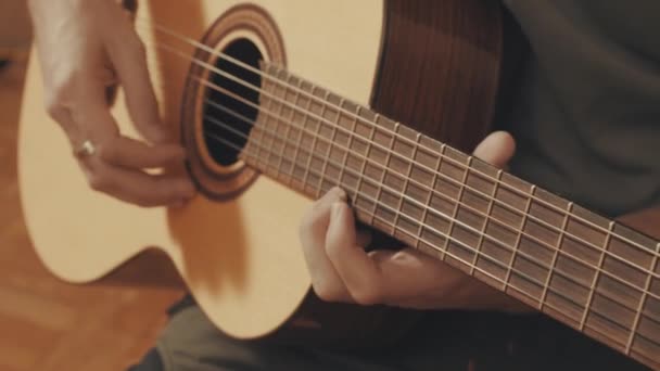 Τα χέρια του κιθαρίστα που παίζει μια κιθάρα - Πλάνα, βίντεο