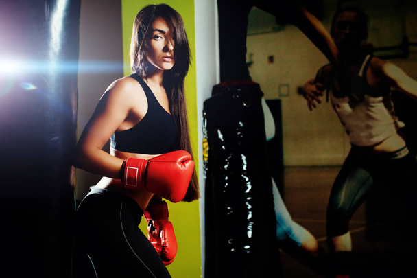 Sexy fighter dziewczyna w siłowni z worek bokserski - Zdjęcie, obraz