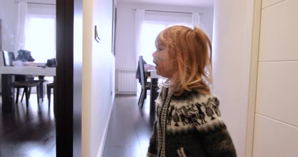 Kind schminkt sich sein Gesicht zu Hause - Filmmaterial, Video