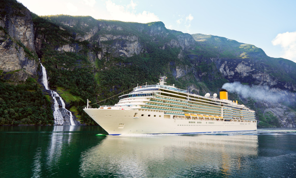Kreuzfahrtschiff im Fjord - Foto, Bild