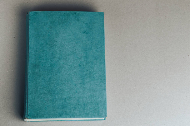 Oude notitieboek op grijs ter vervanging van uw ontwerp. Bovenaanzicht. - Foto, afbeelding