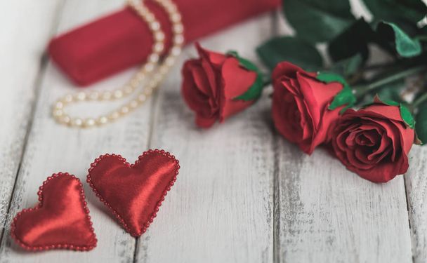 Rose e cuori su vecchia tavola di legno, sfondo San Valentino, giorno del matrimonio
 - Foto, immagini