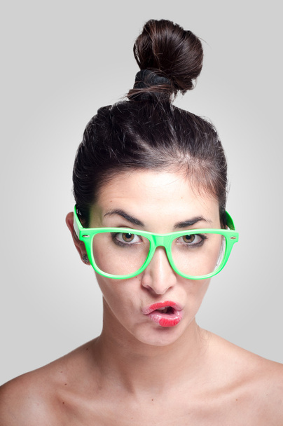schönes Mädchen mit grüner Brille - Foto, Bild