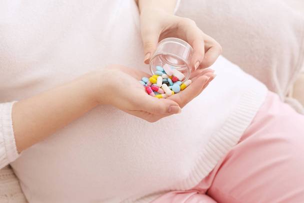 Беременная женщина с таблетками
 - Фото, изображение