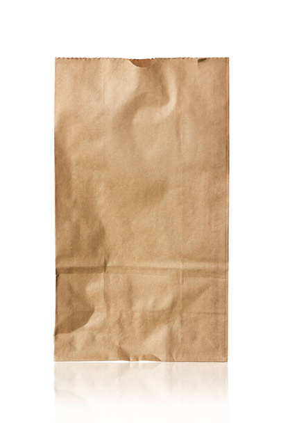 bolsa de papel marrón aislada en blanco - Foto, Imagen