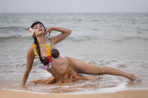 Пинап-девушка в стиле хула
 - Фото, изображение