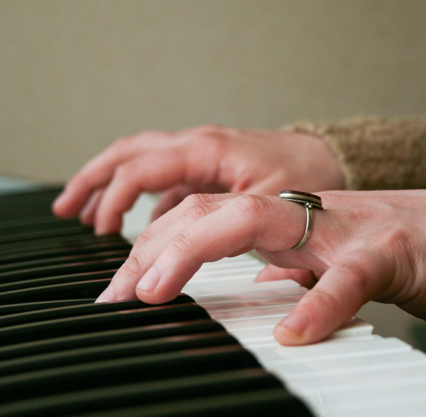 女性の手をピアノで - 写真・画像