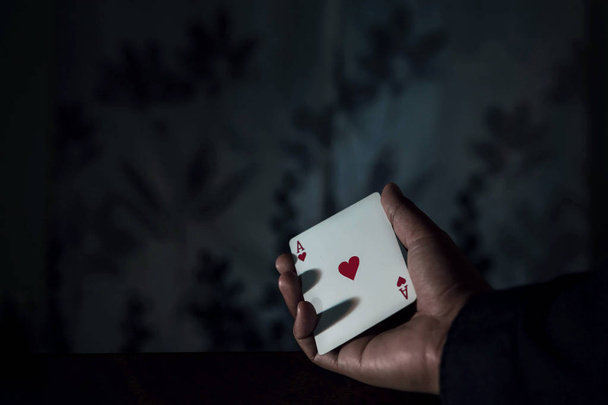 Άσσος κάρτα στο χέρι, ευκαιρία ή κινδύνου της έννοιας της αγάπης - Φωτογραφία, εικόνα