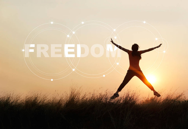 Mujer saltando contra el atardecer con la palabra libertad, concepto de disfrute
 - Foto, imagen