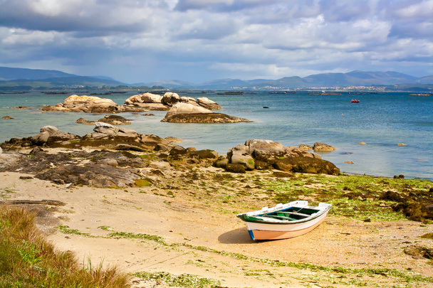Boot am Strand von Sinas - Foto, Bild