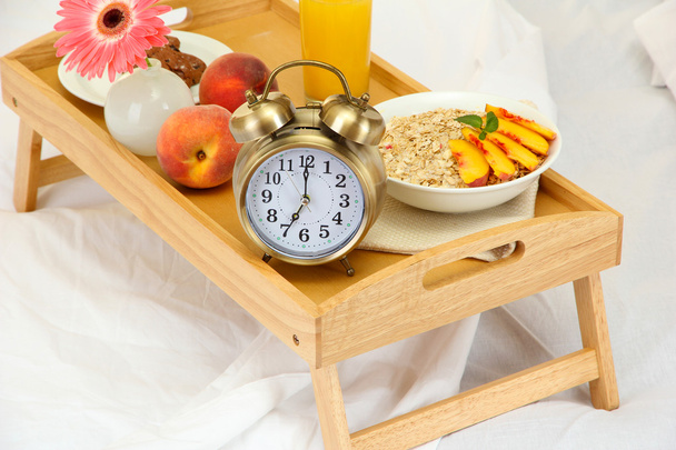 Bandeja de madeira com café da manhã leve na cama
 - Foto, Imagem