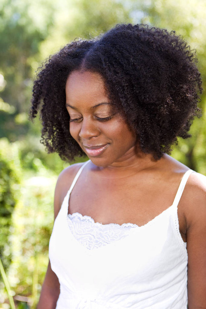 Confident African American woman outside in a garden. - Valokuva, kuva