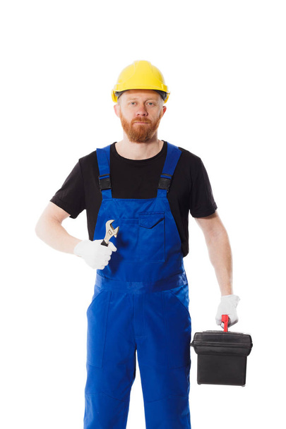 Hombre constructor en el uniforme sostiene una caja de herramientas
 - Foto, imagen