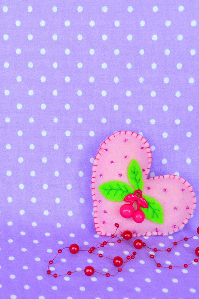 Jouet coeur rose cousu en feutre rose et décoré de perles, feuilles et cerises
 - Photo, image