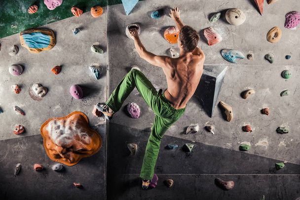 muž cvičení bouldering a horolezecké vnitřní - Fotografie, Obrázek
