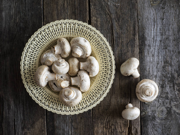 mushrooms on old table - Foto, afbeelding