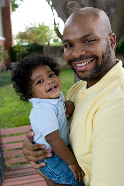 アフリカ系アメリカ人の父と彼の少年. - 写真・画像
