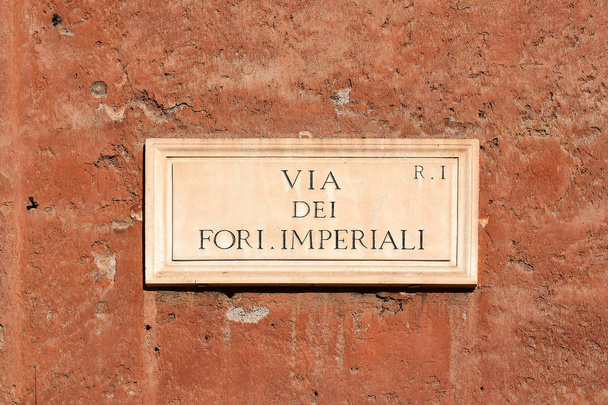 Via dei Fori Imperiali, targa stradale su un muro a Roma
 - Foto, immagini