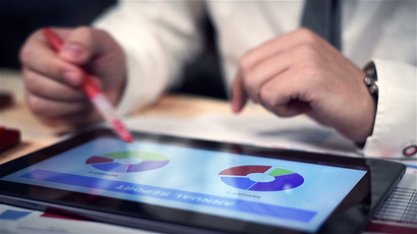Handelaar werken op kantoor en het gebruik van digitale Tablet met opstarten verslag - Video