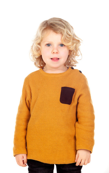 menino loiro com camisa amarela
 - Foto, Imagem