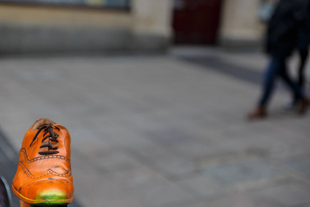 Un zapato viejo en medio de la calle
 - Foto, Imagen