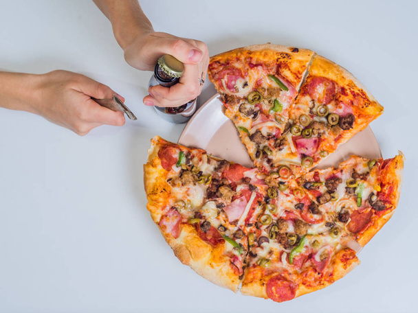 pizza na mesa com as meninas mão
 - Foto, Imagem