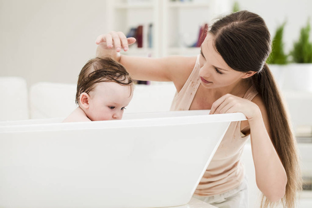 Mother Bathing Her Baby - Valokuva, kuva