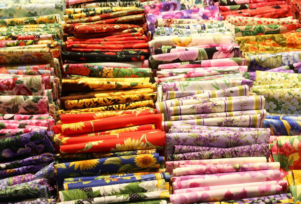 farbige Stoffe mit einer Technik namens Batik - Foto, Bild