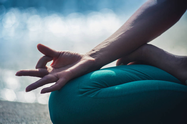 žena ruku detailní v lotosové pozici jóga  - Fotografie, Obrázek