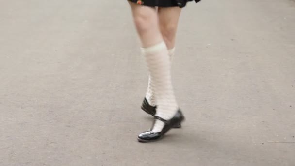 Dançarinos pernas close-up. Menina vestindo meias de joelho branco e saia preta dançando solo jazz swing dance. Dança de Charleston
. - Filmagem, Vídeo