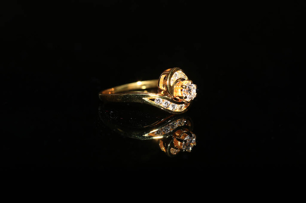 Korut timanttisormus ja jalokivi mustalla pohjalla
 - Valokuva, kuva