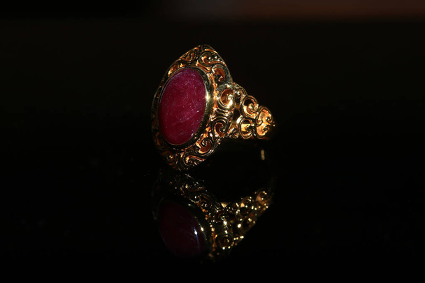 Diamantový prsten šperk a drahokam na černém pozadí - Fotografie, Obrázek